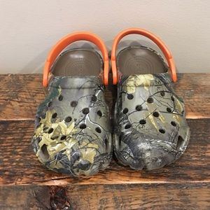 camo crocs with orange strap